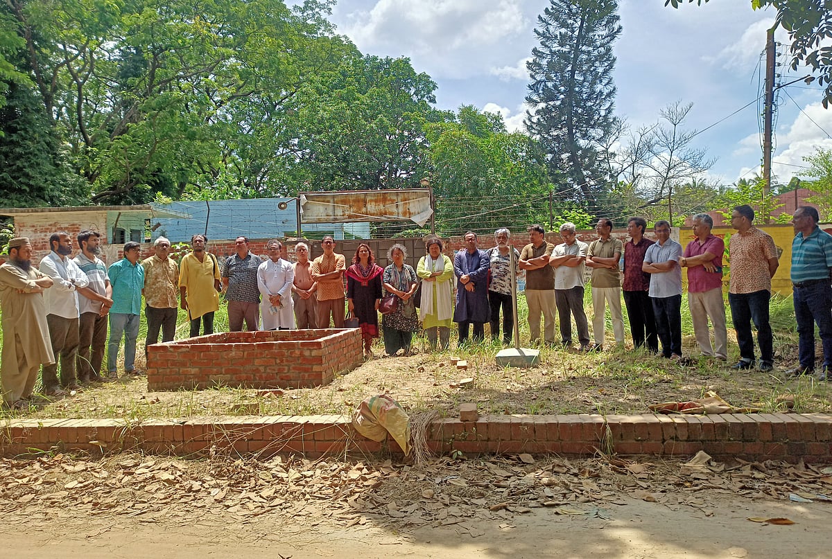 বৈষম্যবিরোধী ছাত্র আন্দোলনের সমন্বয়কদের তুলে নেওয়া ও আন্দোলকারী শিক্ষার্থীদের ওপর হামলার প্রতিবাদে জাহাঙ্গীরনগর বিশ্ববিদ্যালয়ের নিপীড়নবিরোধী শিক্ষক সমাজের সমাবেশ